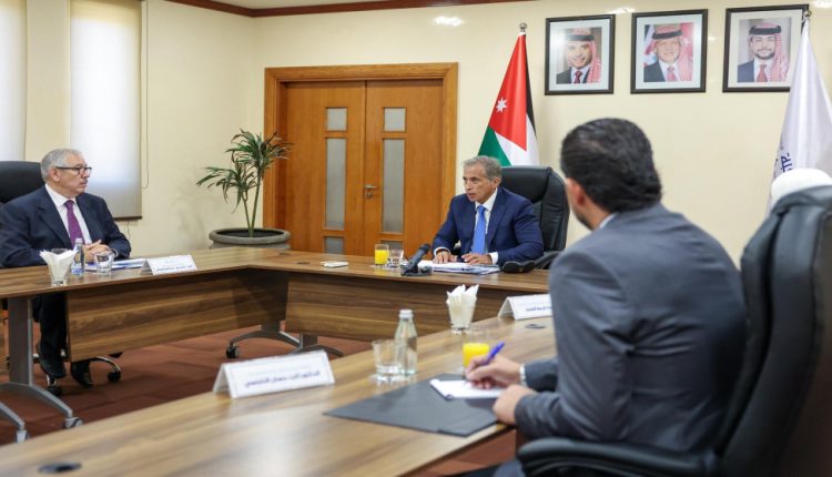 رئيس الوزراء خلال اجتماع ضم رئيس وأعضاء مجلس مفوضي سلطة منطقة العقبة الاقتصادية الخاصة. 