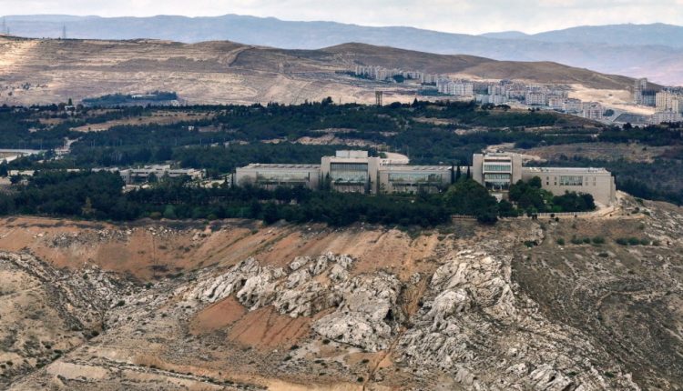 غارات إسرائيلية قرب القصر الرئاسي ومبنى رئاسة الأركان في دمشق.