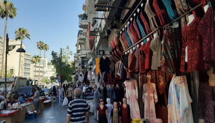 يتمنى المواطن والتاجر من الفريق الوزاري الاقتصادي أن يجوب محلات عمان والتعرف على مدى القوة الشرائية.