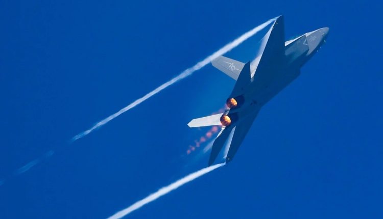 الطائرات جاهزة للانطلاق من حاملات الطائرات المزودة بمنصات إطلاق كهرومغناطيسية