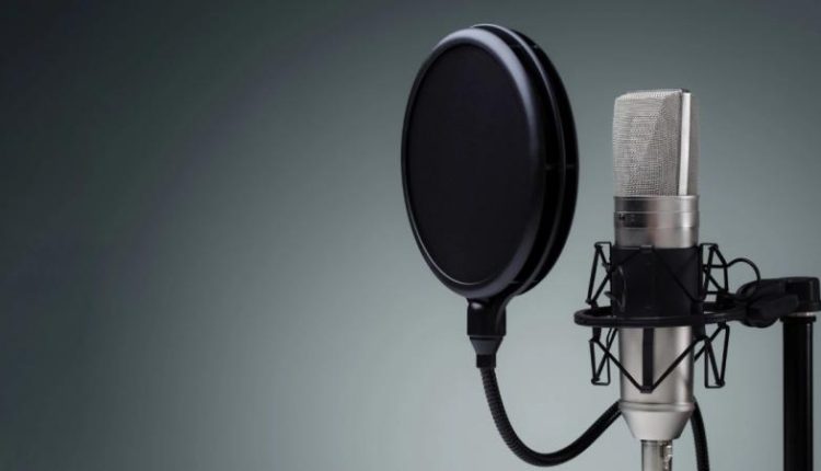 التعليق التلفزيوني على المباريات ضجيج صوتي تقليدي.