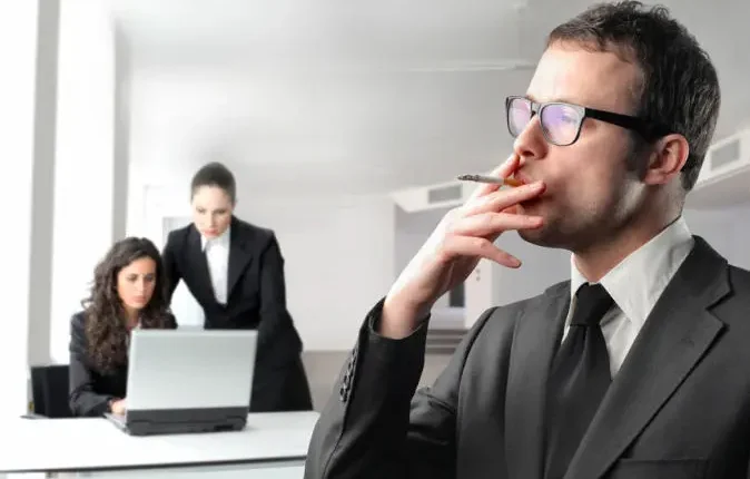 لماذا لا تُفَعِّل الحكومة قانون منع التدخين في المؤسسات الحكومية؟